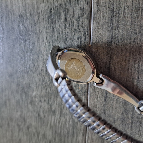 Vintage Silver and Gold Quartz Watch *needs New Battery - Picture 4 of 6